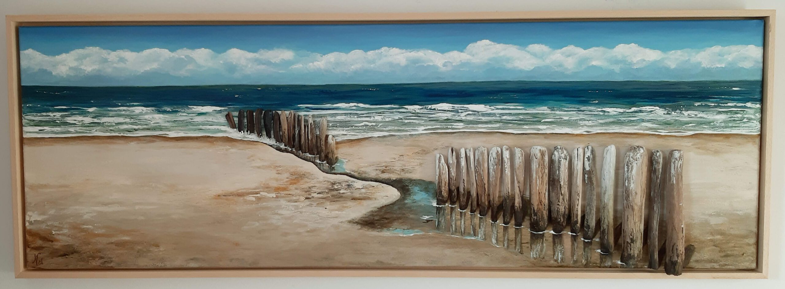 schilderij van een zeegezicht met zee en strandpalen