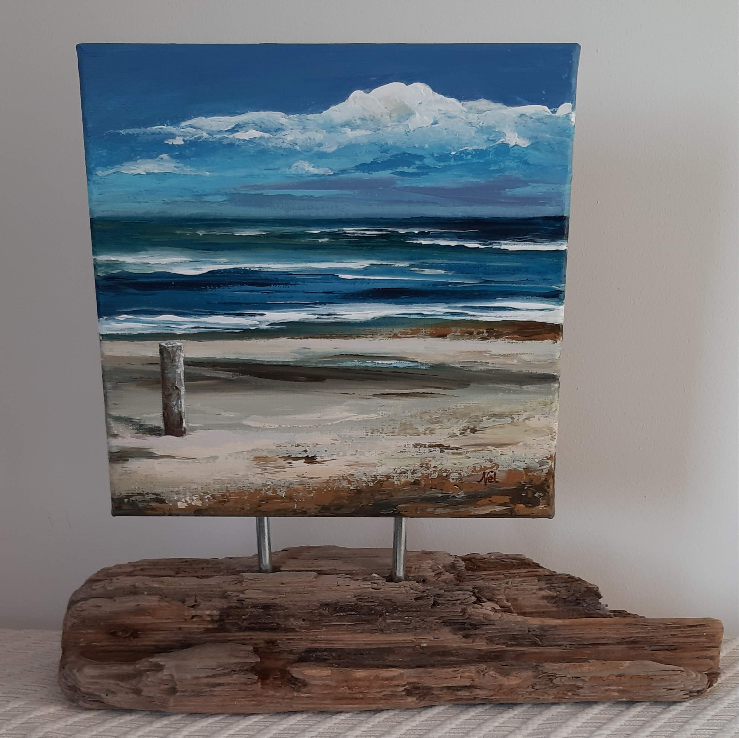 schilderij van een zeegezicht met zee en strandpalen