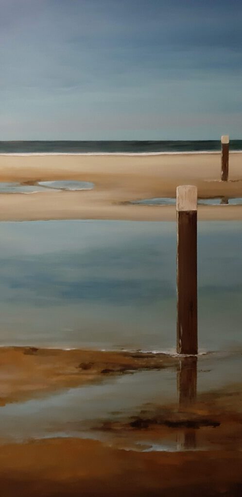 schilderij van een zeegezicht met zee en strandpalen