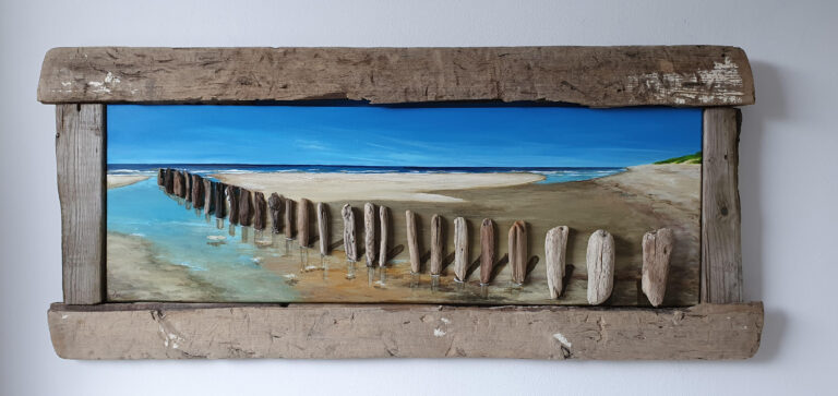 SCHILDERIJ VAN EEN ZEEGEZICHT MET STRANDPALEN STRAND EN DUINEN